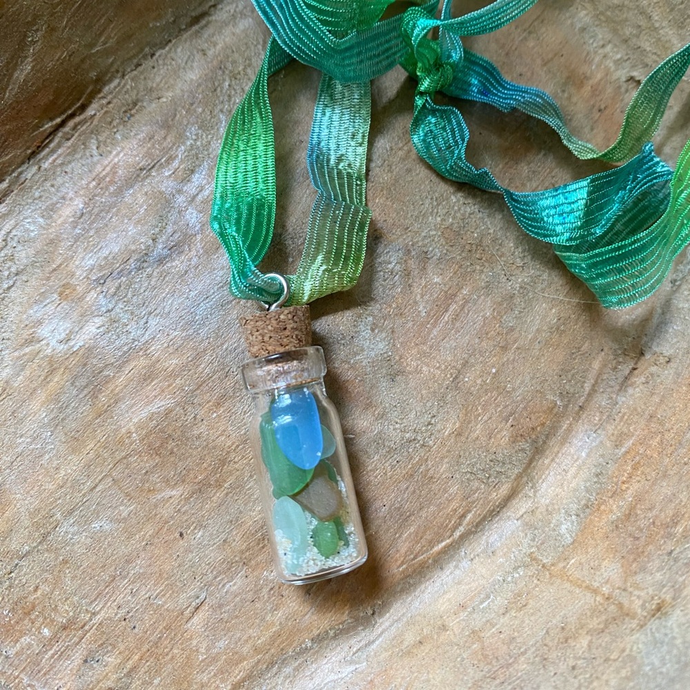 NWOT Artisan Handcrafted Green and Blue Sea Glass Pendant Jewelry - Picture 7 of 10